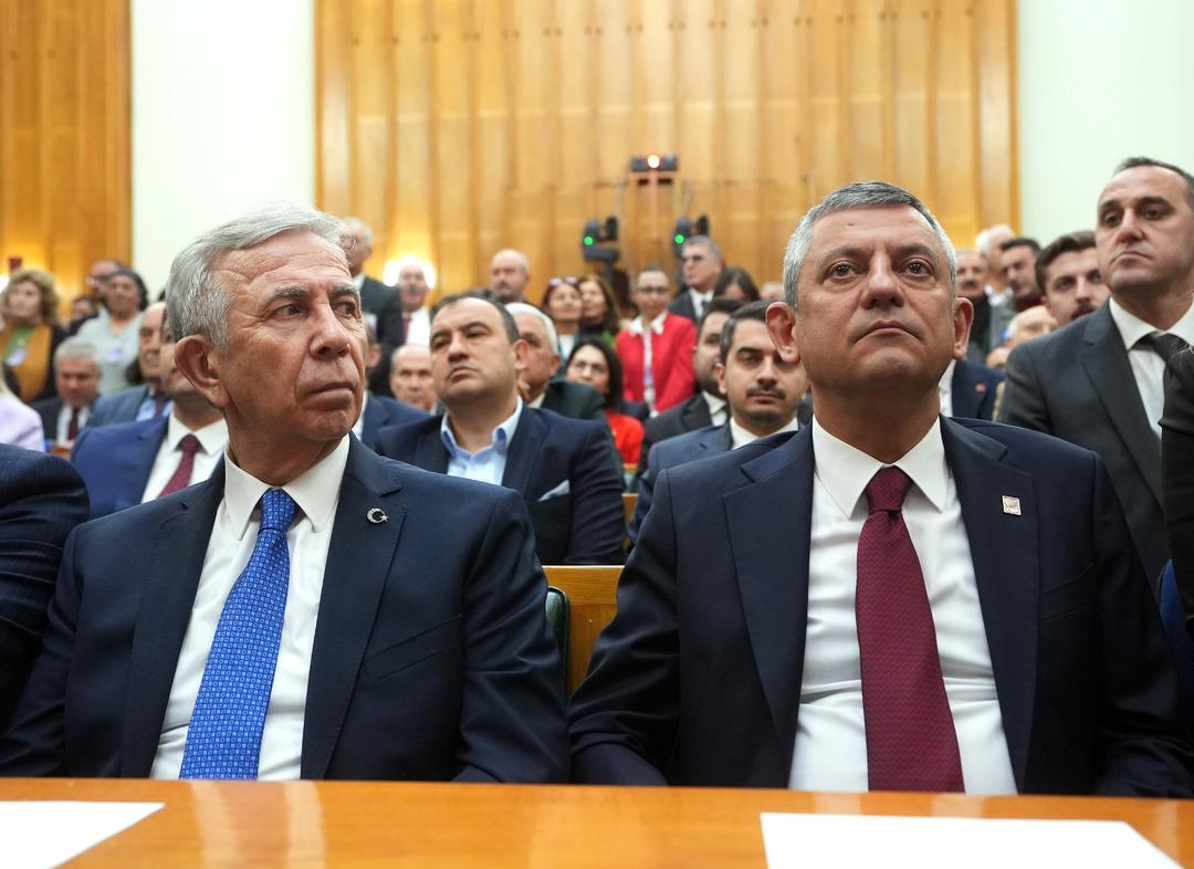 "5 belediye başkanı da istifa edecek" iddiaları sonrası salona Mansur Yavaş ile geldi! G&uuml;ndem olan anlar 3