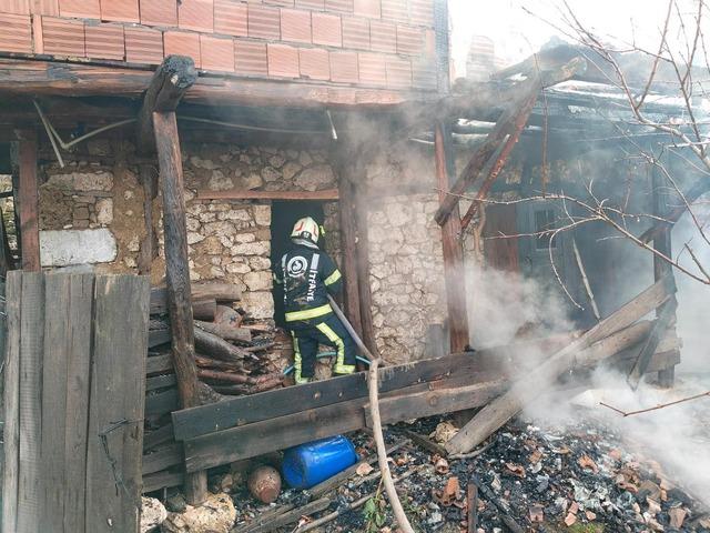 Kale&rsquo;de alevlere teslim olan ev kullanılamaz hale geldi 5