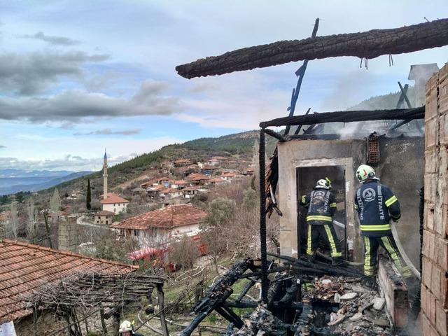 Kale&rsquo;de alevlere teslim olan ev kullanılamaz hale geldi 3