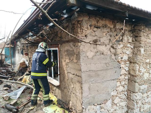 Kale&rsquo;de alevlere teslim olan ev kullanılamaz hale geldi 2