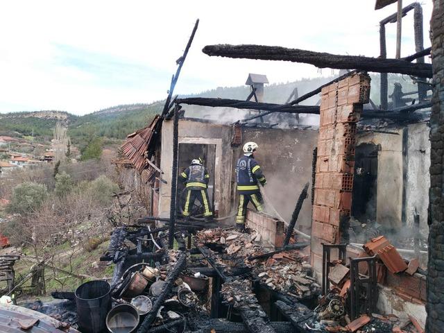 Kale&rsquo;de alevlere teslim olan ev kullanılamaz hale geldi 1