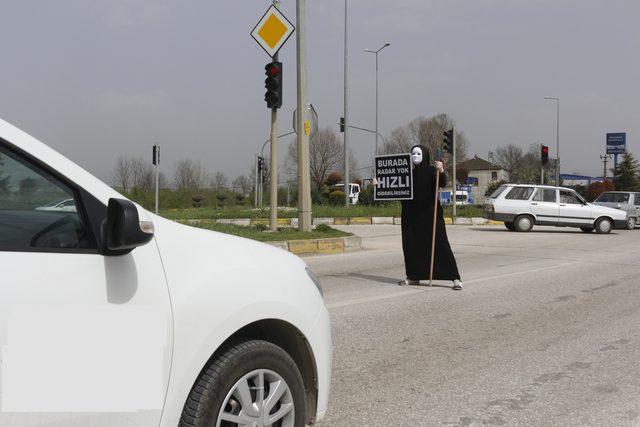 Tiyatro oyuncusundan trafik kazalarına dikkat çekmek için ilginç eylem