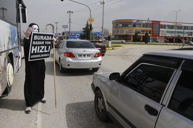 Tiyatro oyuncusundan trafik kazalarına dikkat çekmek için ilginç eylem