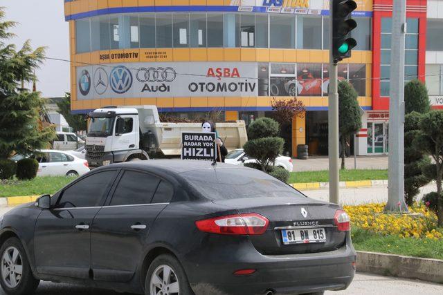 Tiyatro oyuncusundan trafik kazalarına dikkat çekmek için ilginç eylem