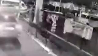 K&uuml;&ccedil;&uuml;k&ccedil;ekmece'de polis memuru ve eşi sokak ortasında darbedild