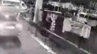 Küçükçekmece'de polis memuru ve eşi sokak ortasında darbedildi! O anlar kamerada