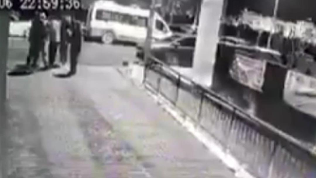 K&uuml;&ccedil;&uuml;k&ccedil;ekmece de polis memuru ve eşi sokak ortasında darbedildi! O anlar kamerada 1