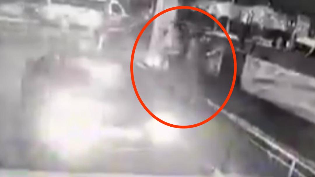 K&uuml;&ccedil;&uuml;k&ccedil;ekmece de polis memuru ve eşi sokak ortasında darbedildi! O anlar kamerada 2