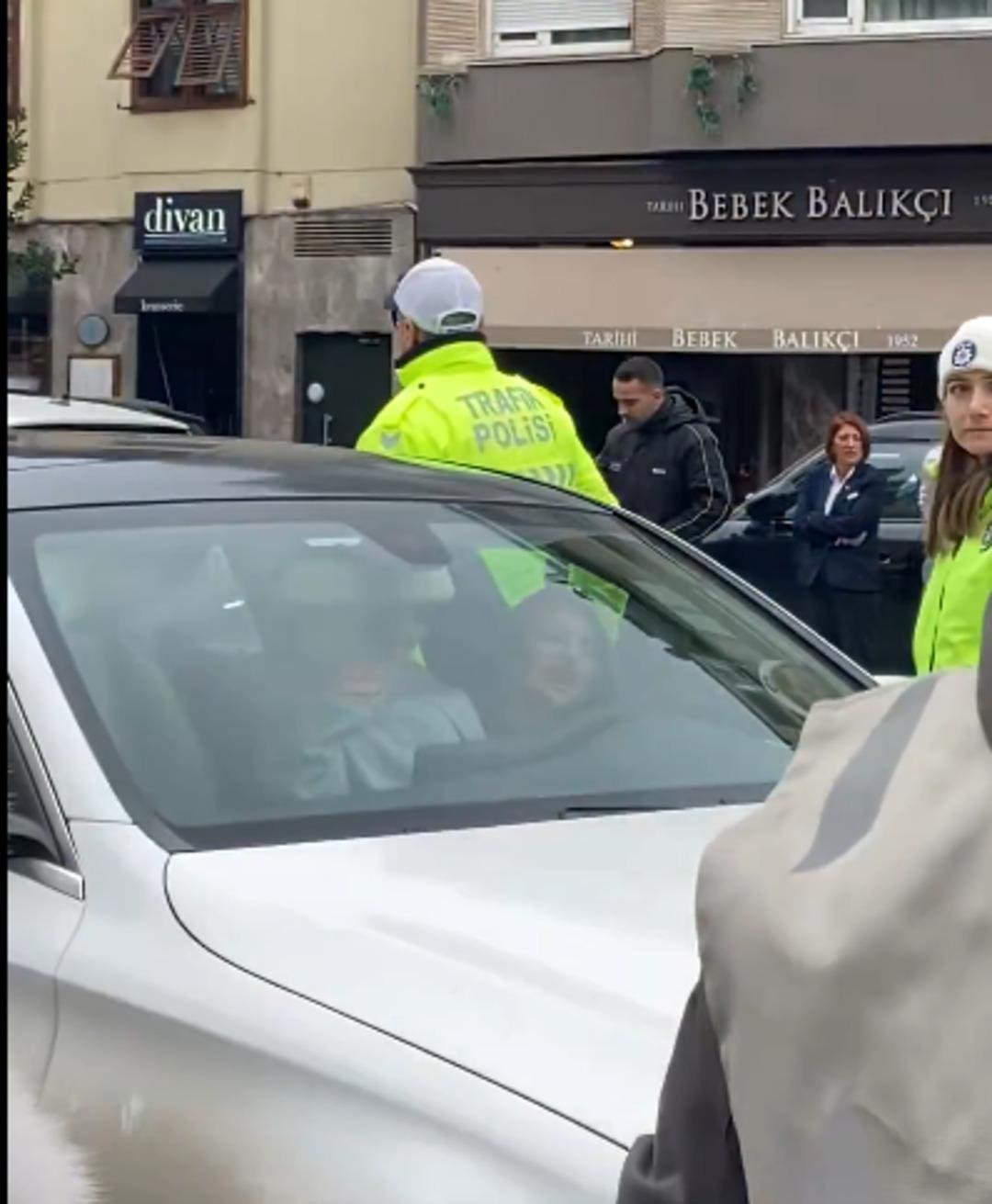 Bebek&rsquo;te skandal g&ouml;r&uuml;nt&uuml;ler! Trafiği durdurdu, aracında dans etti 1