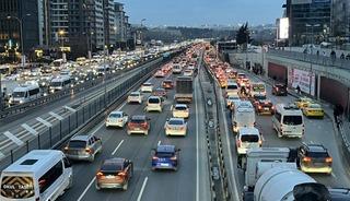 İstanbul&rsquo;da trafik yoğunluğu y&uuml;zde 80&rsquo;e ulaştı