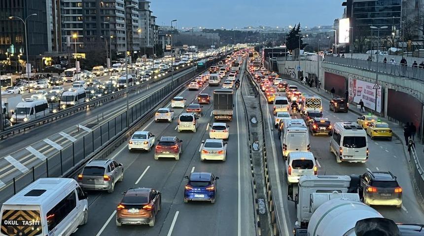 İstanbul&rsquo;da trafik yoğunluğu y&uuml;zde 80&rsquo;e ulaştı