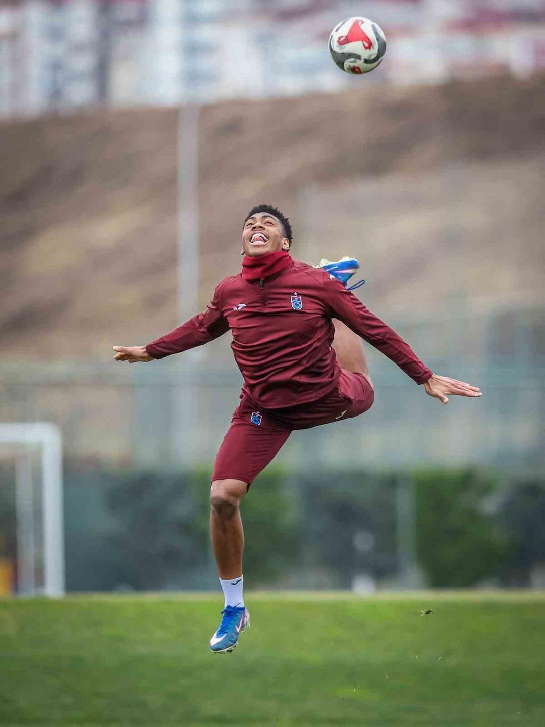 Trabzonspor, Fenerbah&ccedil;e ma&ccedil;ı hazırlıklarını s&uuml;rd&uuml;rd&uuml; 1