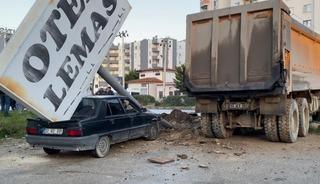 Kamyonun &ccedil;arptığı tabela otomobilin &uuml;zerine devrildi: 1 yaralı