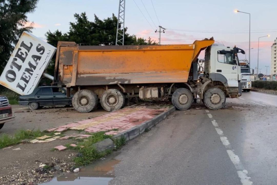 Kamyonun &ccedil;arptığı tabela otomobilin &uuml;zerine devrildi: 1 yaralı 1