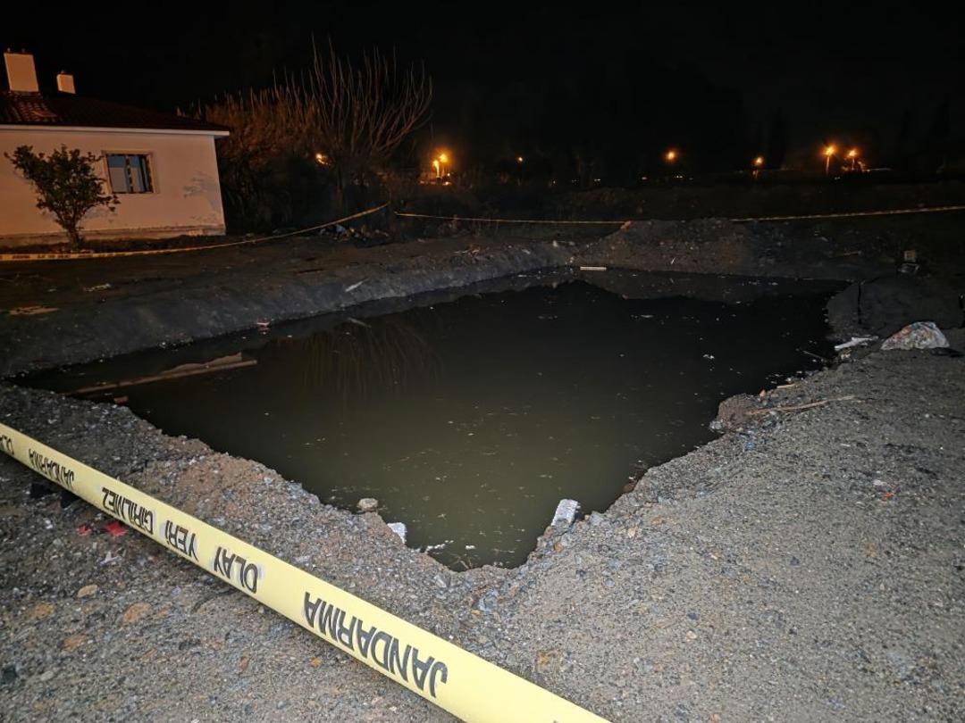 Hatay da su dolu temelin i&ccedil;indeki toplarını almak isterken d&uuml;şen 2 kardeş &ccedil;ocuk &ouml;ld&uuml; 1