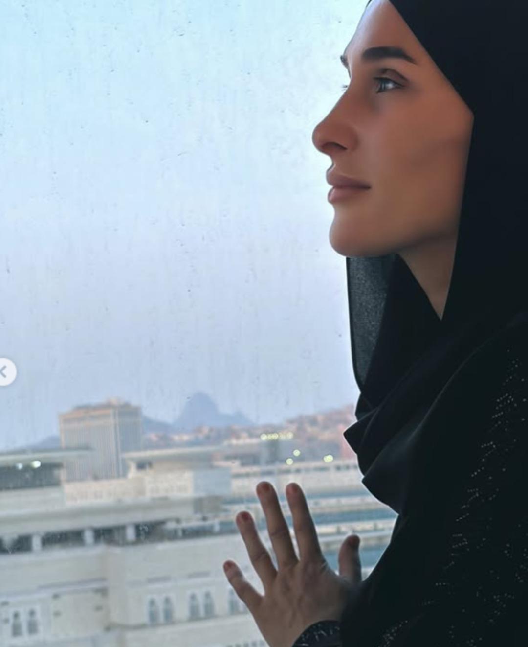 Survivor Sema umreye gitti! T&uuml;rbanlı pozlarını paylaştı 3