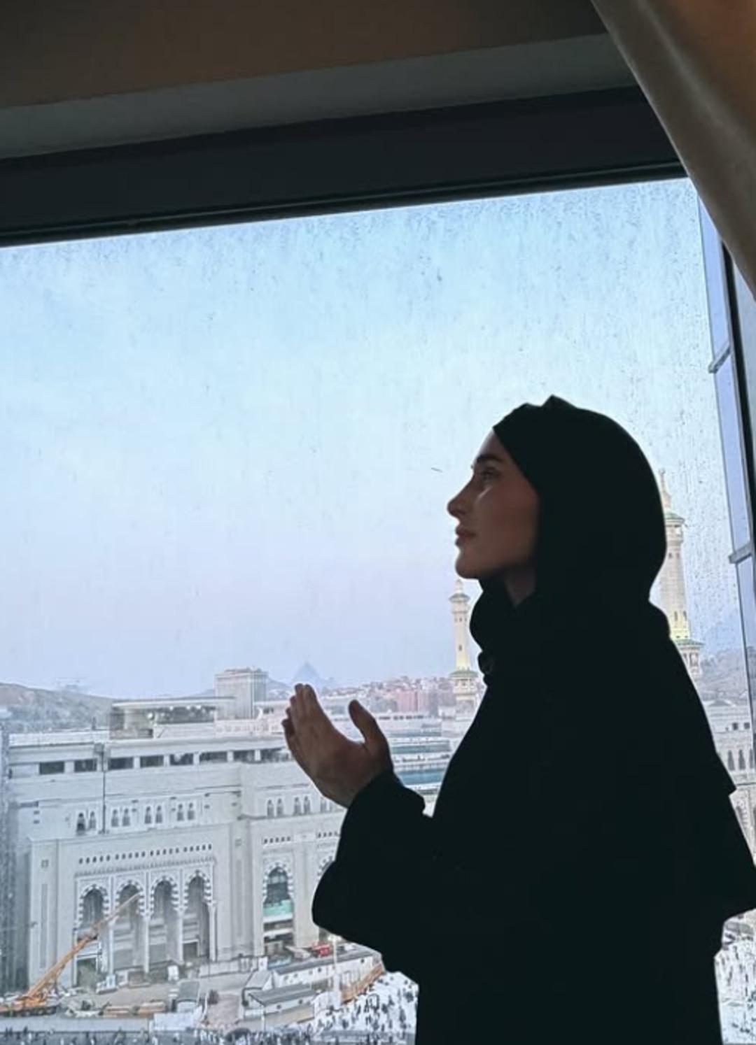 Survivor Sema umreye gitti! T&uuml;rbanlı pozlarını paylaştı 1