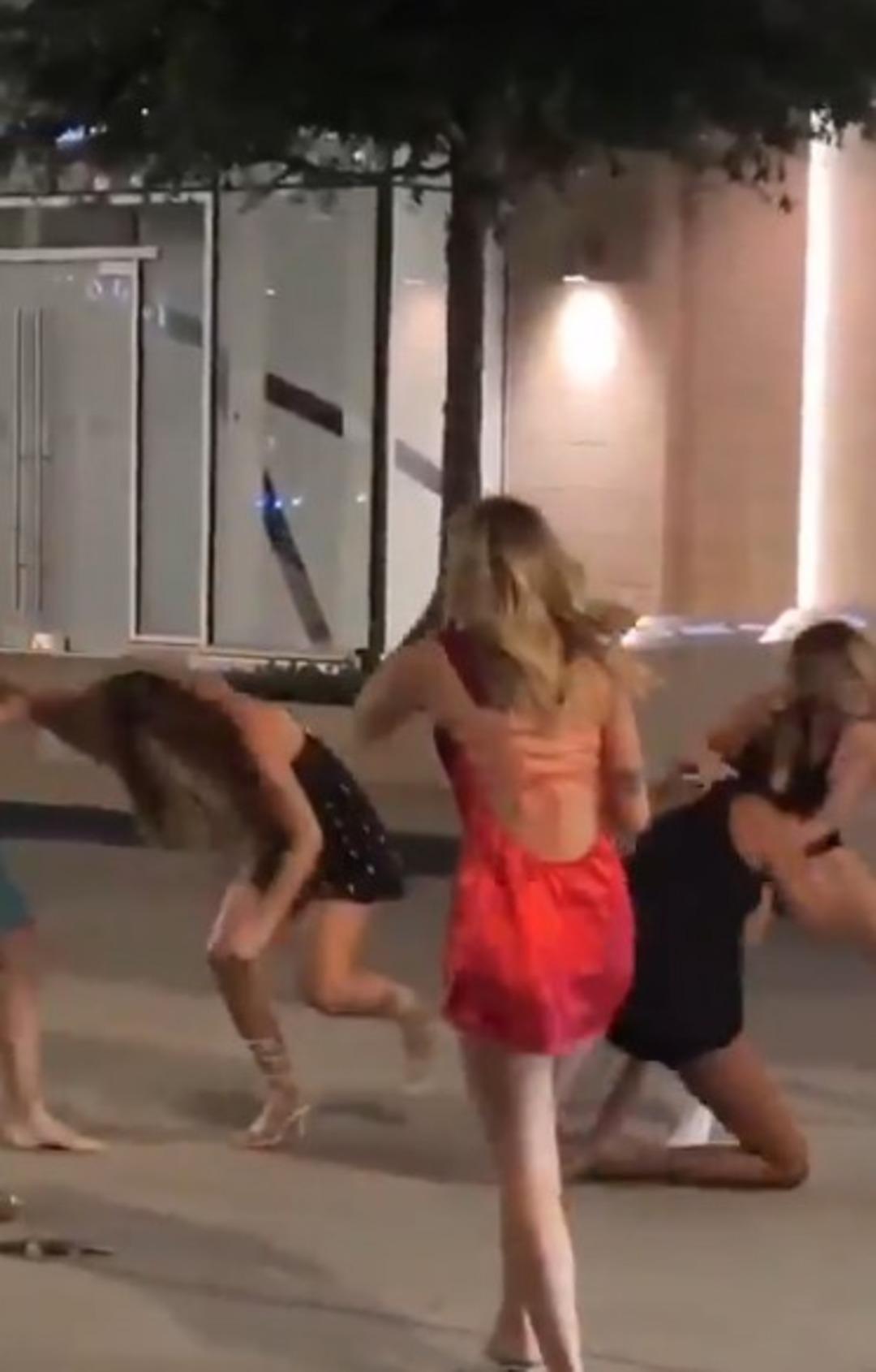 TikTok fenomenleri sokak ortasında sa&ccedil; sa&ccedil;a baş başa kavga etti! G&ouml;r&uuml;nt&uuml;ler hızla yayıldı 3