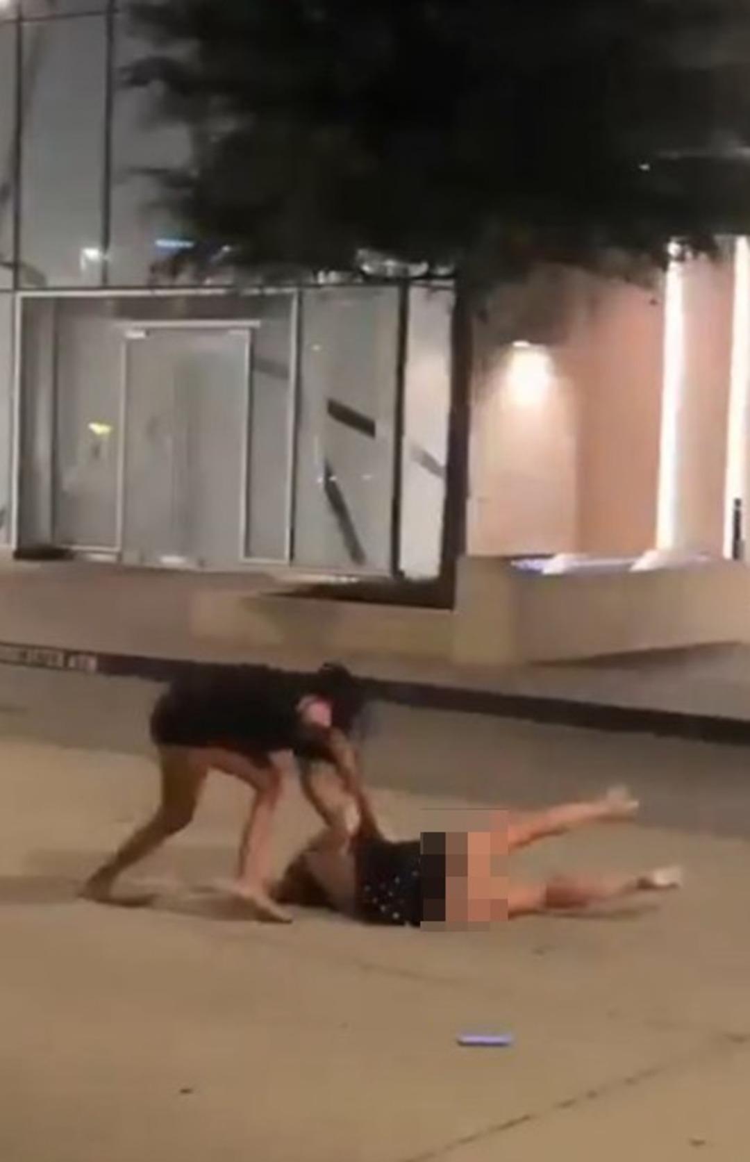 TikTok fenomenleri sokak ortasında sa&ccedil; sa&ccedil;a baş başa kavga etti! G&ouml;r&uuml;nt&uuml;ler hızla yayıldı 1