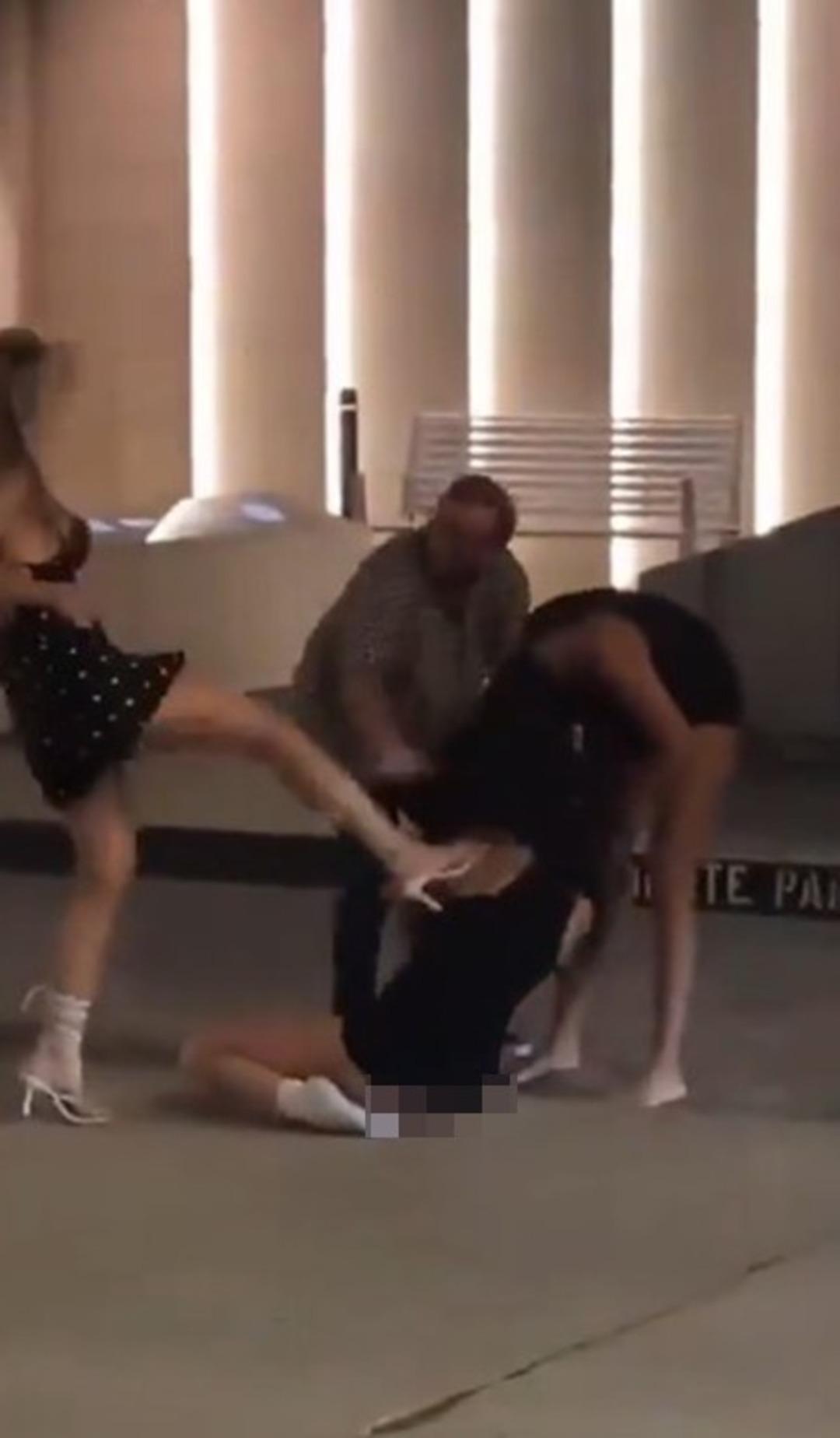 TikTok fenomenleri sokak ortasında sa&ccedil; sa&ccedil;a baş başa kavga etti! G&ouml;r&uuml;nt&uuml;ler hızla yayıldı 2