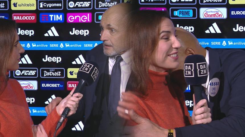 Ne yaptın Spaletti! R&ouml;portaj sırasında kadın spikeri bir anda &ouml;pmeye başladı 