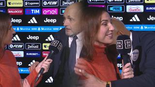 Ne yaptın Spaletti! Röportaj sırasında kadın spikeri bir anda öpmeye başladı 