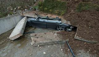 Sakarya&rsquo;da istinat duvarı &ccedil;&ouml;kt&uuml;, 3 bina boşaltıldı