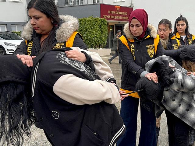 'Profes&ouml;r' ve 'Firavun' yakalandı! Milyonlarca lira kredi &ccedil;ekmişler