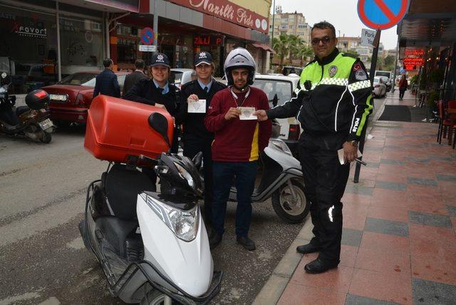 Aliağa’da polis, motosiklet sürücülerini uyardı