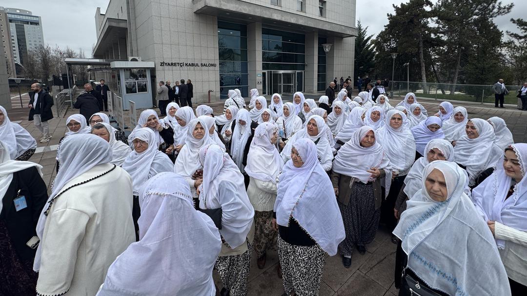 Cumhurbaşkanı Erdoğan &ccedil;ağırmıştı! Zeynep G&uuml;neş ve Eskişehirli kadınlar Meclis e geldi 1