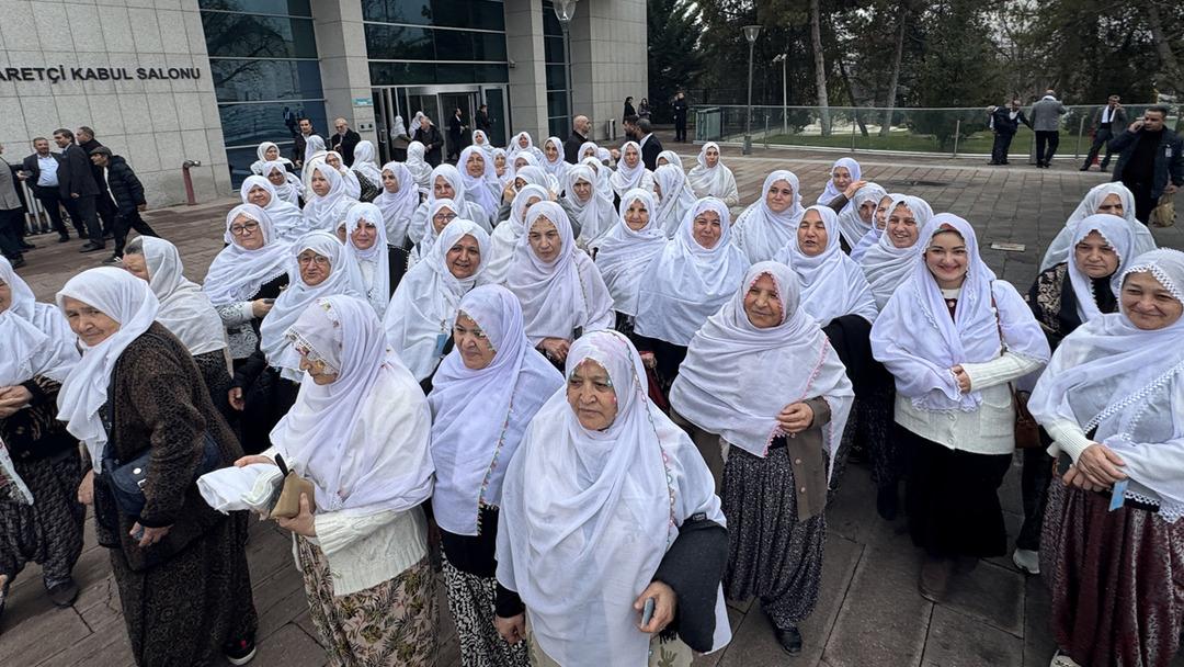 Cumhurbaşkanı Erdoğan &ccedil;ağırmıştı! Zeynep G&uuml;neş ve Eskişehirli kadınlar Meclis e geldi 2