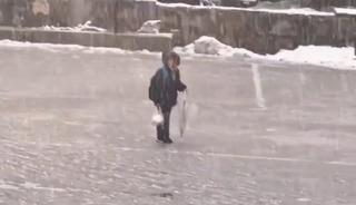 Kar altındaki &ccedil;ocuk İstiklal Marşı'na y&uuml;rekten eşlik etti!