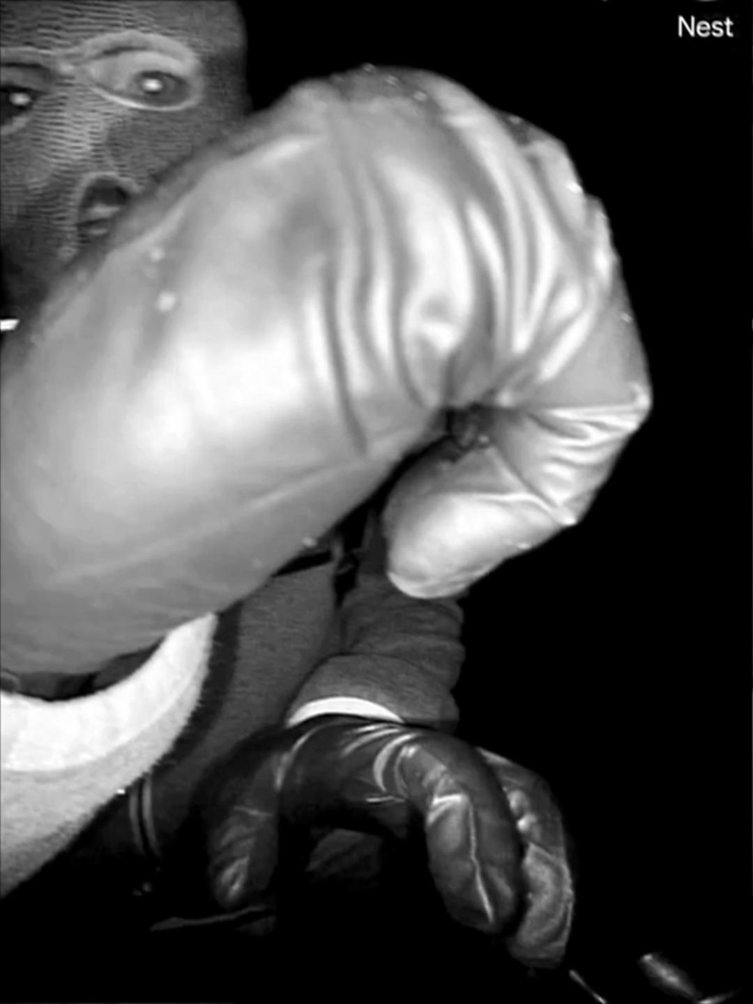 ABD bu sır olayı konuşuyor: &Uuml;nl&uuml; sunucunun annesi ka&ccedil;ırıldı! FBI g&ouml;r&uuml;nt&uuml;leri paylaştı 4