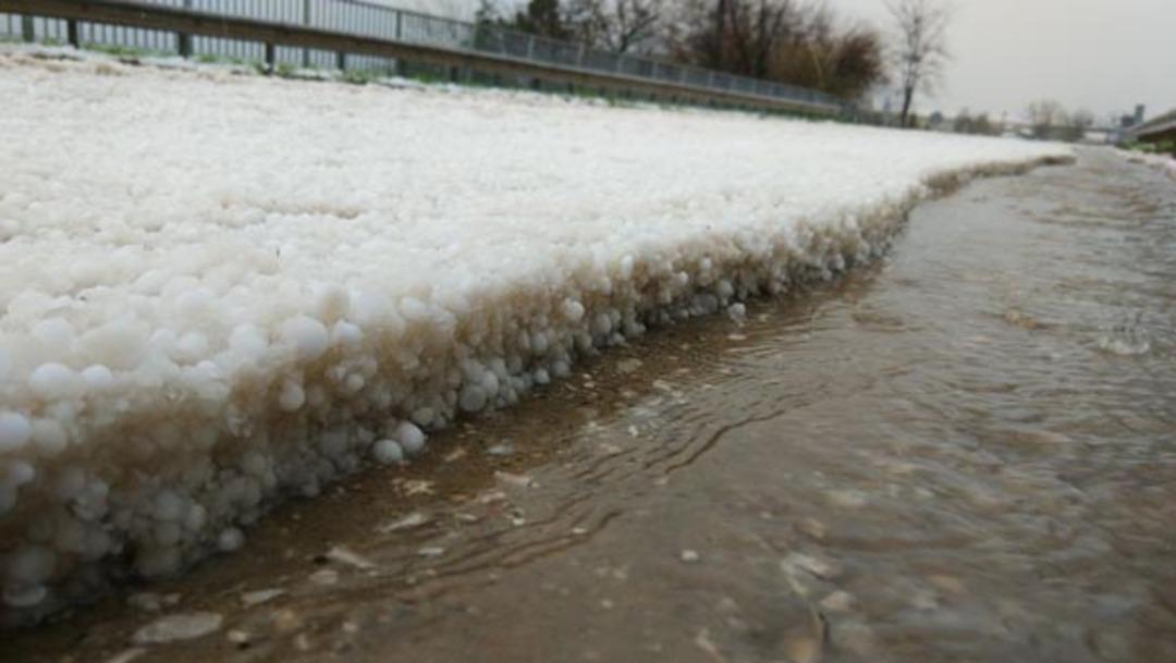 Edirne'de fındık b&uuml;y&uuml;kl&uuml;ğ&uuml;nde dolu yağdı