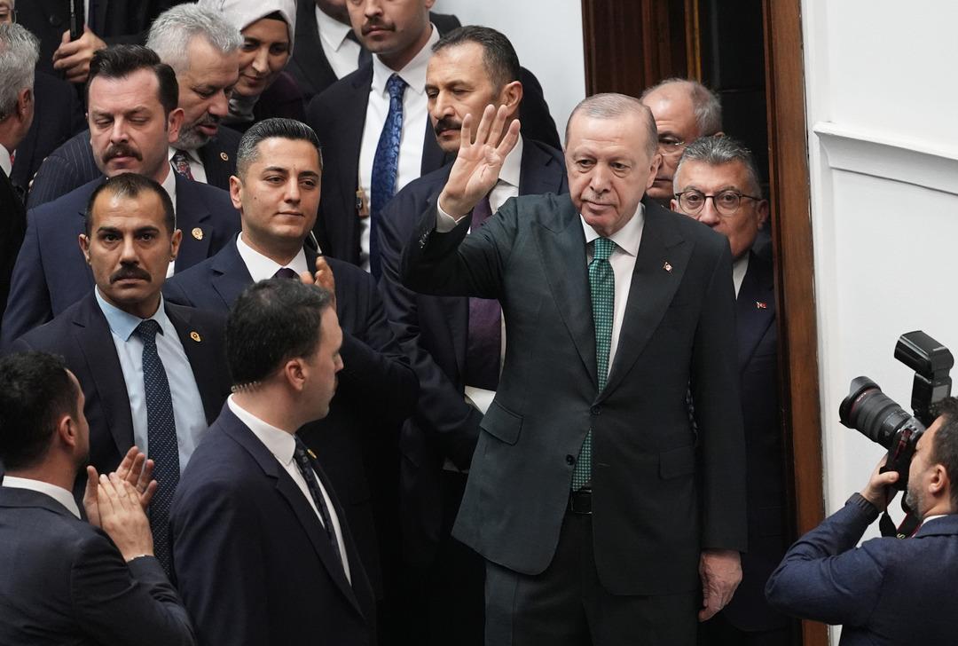 Cumhurbaşkanı Erdoğan dan &Ouml;zg&uuml;r &Ouml;zel e sert s&ouml;zler! "Meyhane jargonu ile siyaset&ccedil;ilik oynamaktan vazge&ccedil;sin" 2