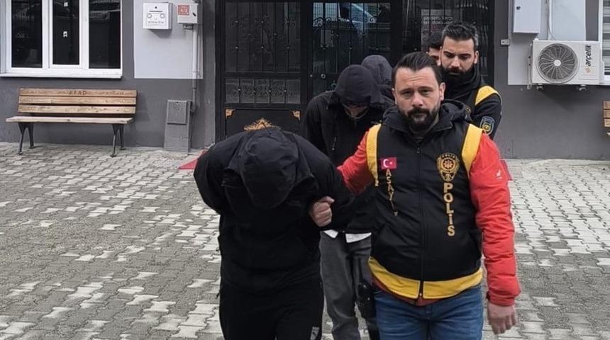 Emekli maaşını gasp eden 4 ş&uuml;pheli tutuklandı