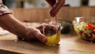 Viral olan 'altın shot' ger&ccedil;ekten sağlıklı mı? Profes&ouml;r uyardı