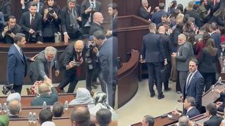 Son dakika: Cumurbaşkanı Erdoğan'ın yanına kadar gidip tokalaştı! G&ouml;r&uuml;nt&uuml;ler g&uuml;ndem oldu: "Ruşen'i g&ouml;rd&uuml;n m&uuml; ne yaptı?"