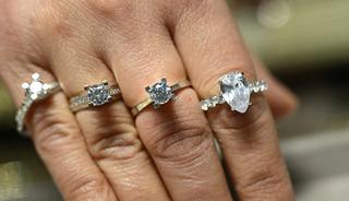 Sevgililer G&uuml;n&uuml; i&ccedil;in gen&ccedil;ler g&uuml;m&uuml;ş, yetişkinler altın tercih ediyor