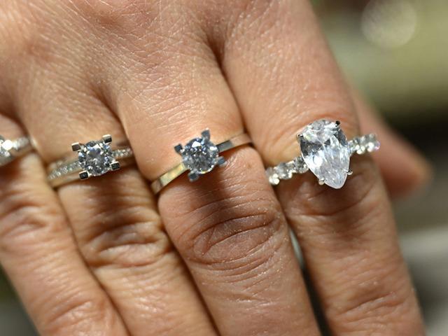 Sevgililer G&uuml;n&uuml; i&ccedil;in gen&ccedil;ler g&uuml;m&uuml;ş, yetişkinler altın tercih ediyor