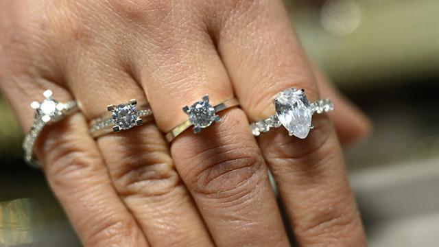 Sevgililer Günü yaklaştı! Gençler gümüş, yetişkinler altın tercih ediyor