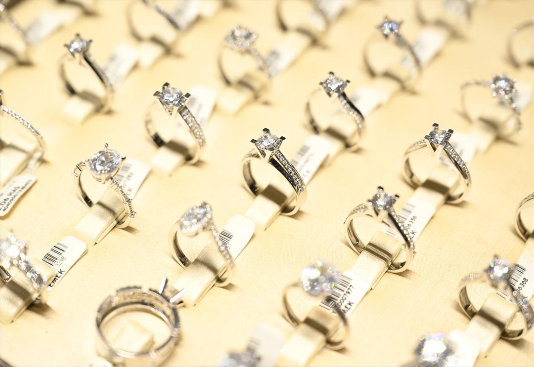 Sevgililer G&uuml;n&uuml; i&ccedil;in gen&ccedil;ler g&uuml;m&uuml;ş, yetişkinler altın tercih ediyor 2