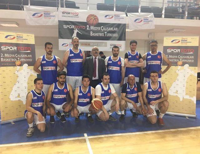 Osman Aşkın Bak, basketbol turnuvasına katılan medya çalışanlarına meydan okudu