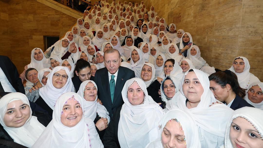 Cumhurbaşkanı Erdoğan, G&uuml;neş ve beraberindeki kadınlarla fotoğraf &ccedil;ektirdi 2