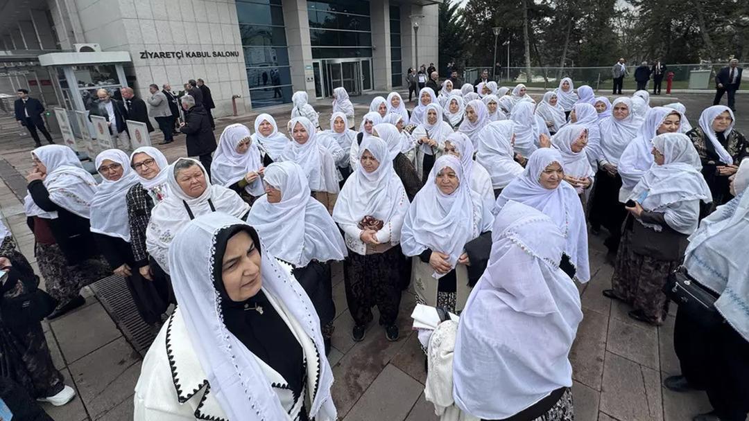 Cumhurbaşkanı Erdoğan, G&uuml;neş ve beraberindeki kadınlarla fotoğraf &ccedil;ektirdi 1