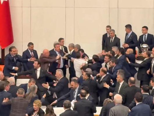 G&uuml;rlek ve &Ccedil;ift&ccedil;i i&ccedil;in Meclis'te yemin t&ouml;reni!  CHP'li vekiller protesto etti ortalık karıştı