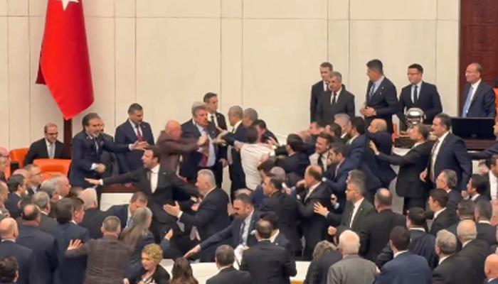 G&uuml;rlek ve &Ccedil;ift&ccedil;i i&ccedil;in Meclis'te yemin t&ouml;reni!  CHP'li vekiller protesto etti ortalık karıştı