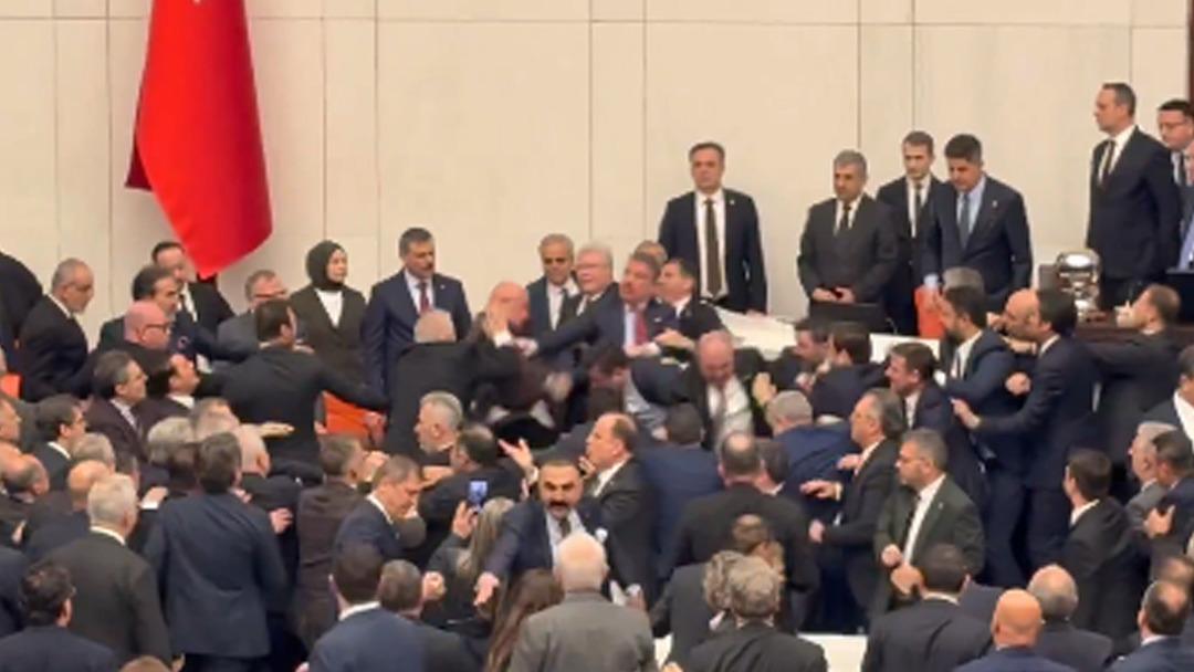 G&uuml;rlek ve &Ccedil;ift&ccedil;i i&ccedil;in Meclis te yemin t&ouml;reni!  CHP li vekiller protesto etti, yumruklu kavga &ccedil;ıktı 2