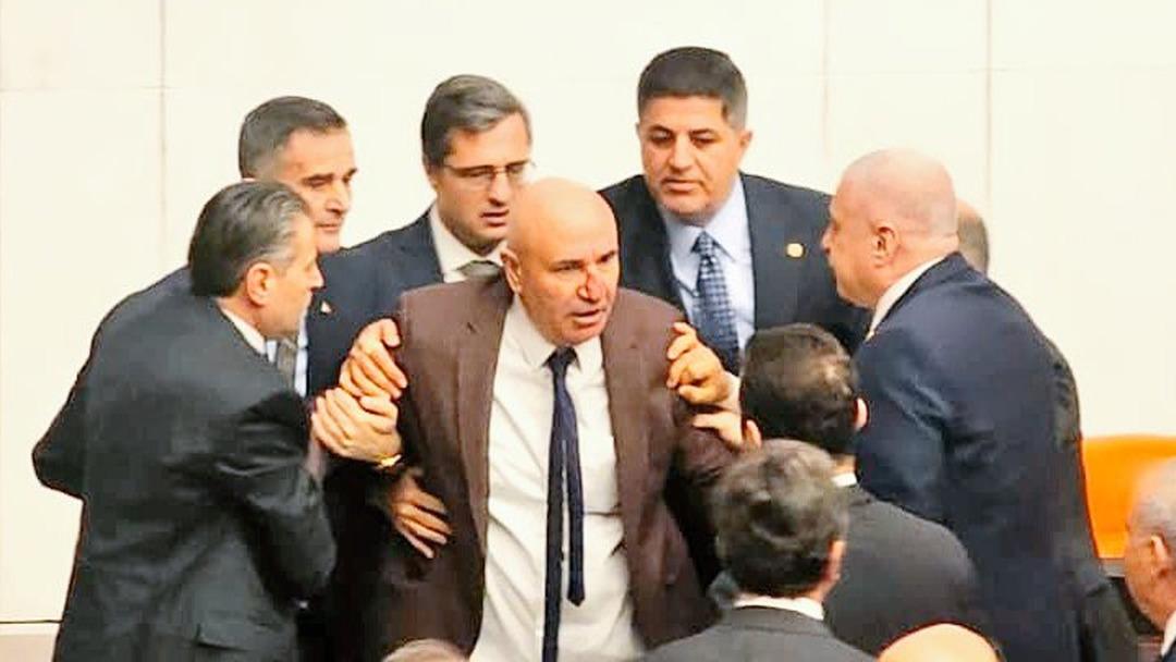 G&uuml;rlek ve &Ccedil;ift&ccedil;i i&ccedil;in Meclis te yemin t&ouml;reni!  CHP li vekiller protesto etti, yumruklu kavga &ccedil;ıktı 4