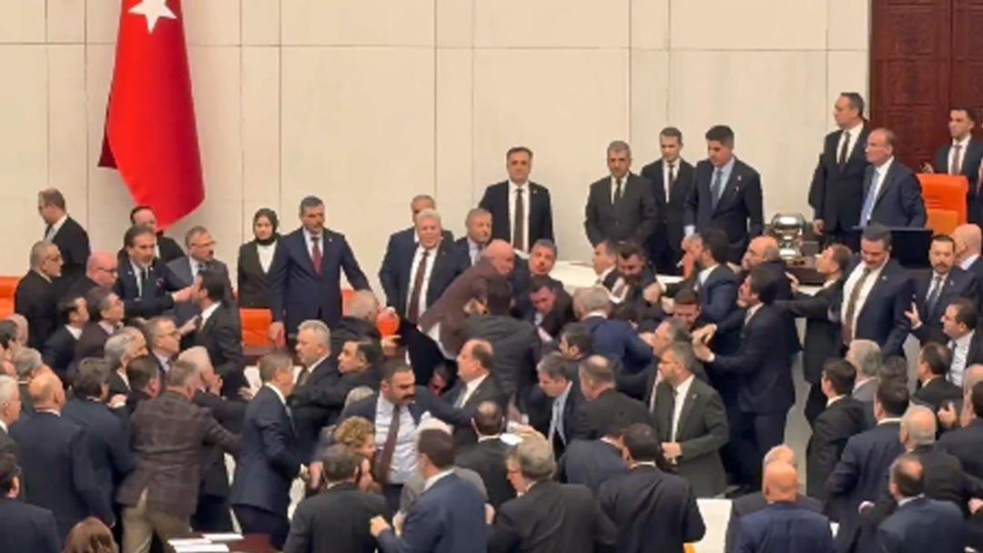 G&uuml;rlek ve &Ccedil;ift&ccedil;i i&ccedil;in Meclis te yemin t&ouml;reni!  CHP li vekiller protesto etti, yumruklu kavga &ccedil;ıktı 1